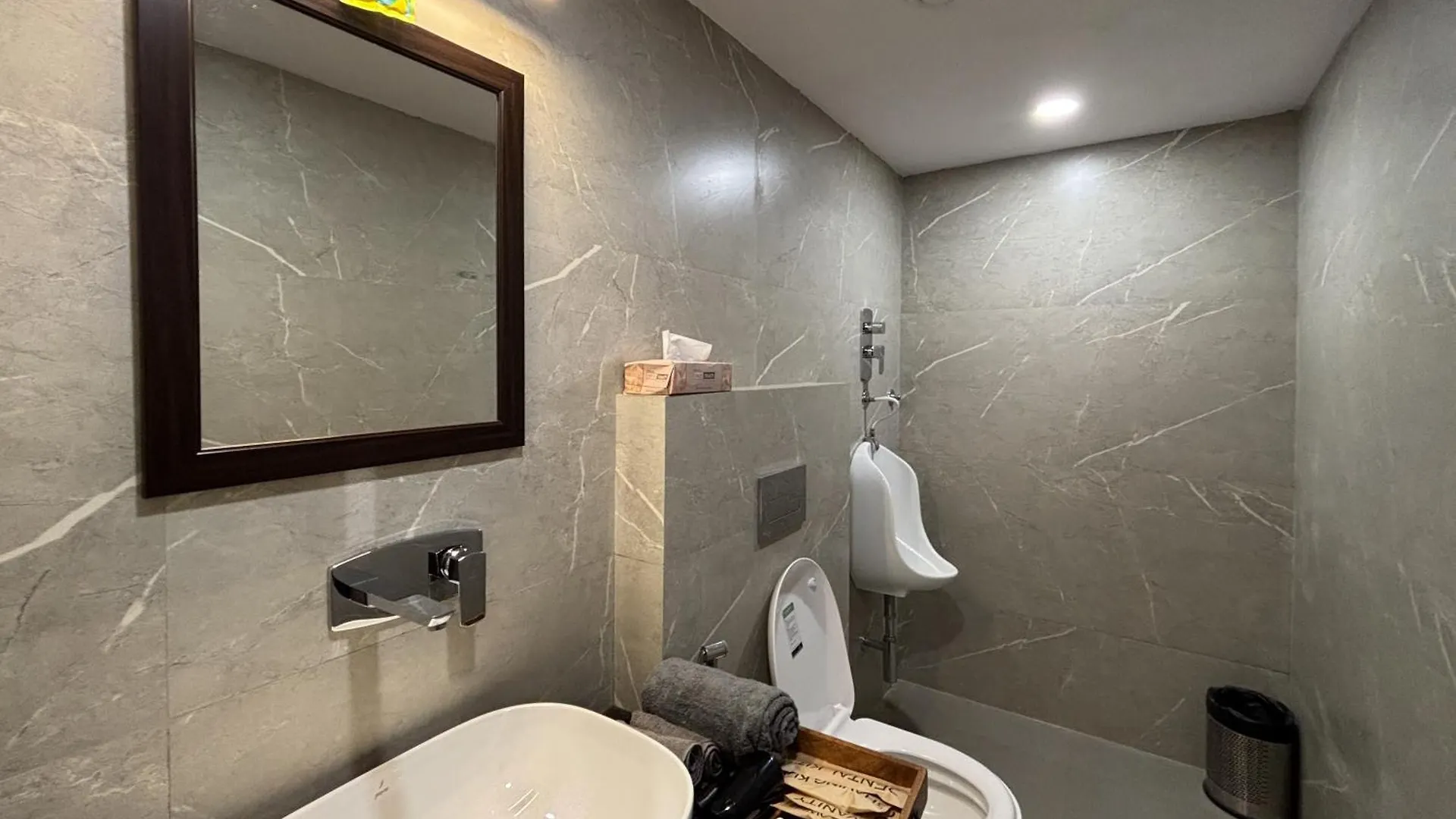 Housr Sector 45 Gurgaon Near Artemis Hospital Hotel