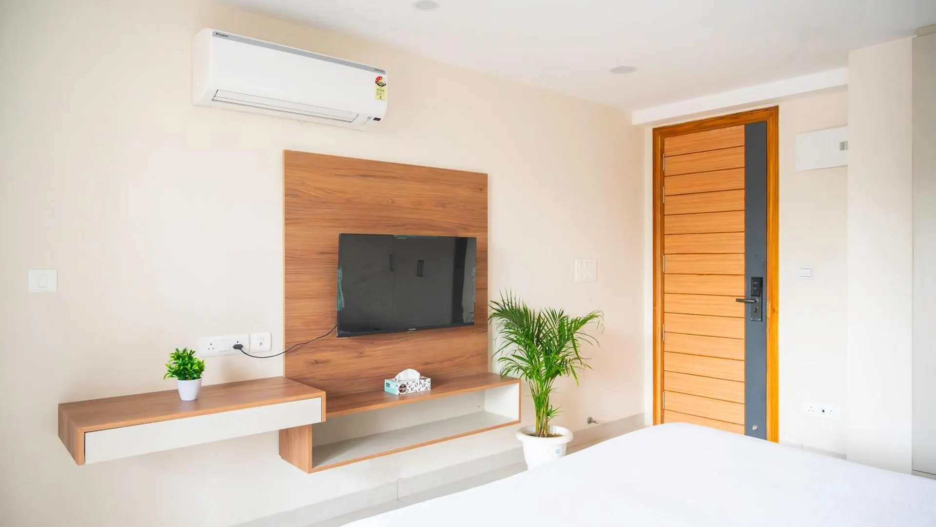 Housr Sector 45 Gurgaon Near Artemis Hospital Hotel